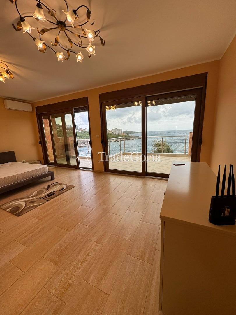 Villa on the first line in Uteha - 750,000 euros