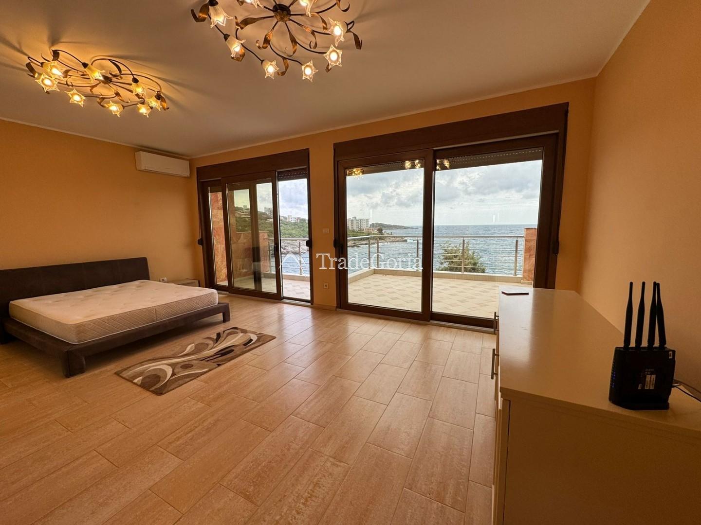 Villa on the first line in Uteha - 750,000 euros
