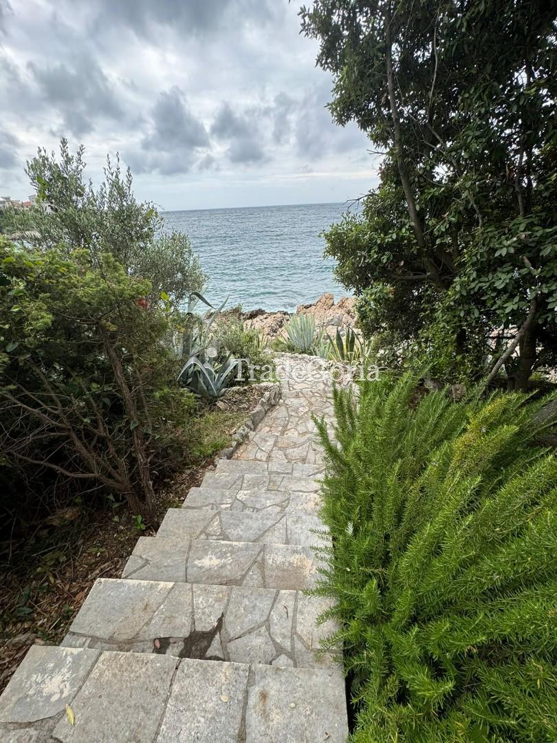 Villa on the first line in Uteha - 750,000 euros