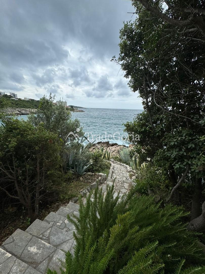 Villa on the first line in Uteha - 750,000 euros