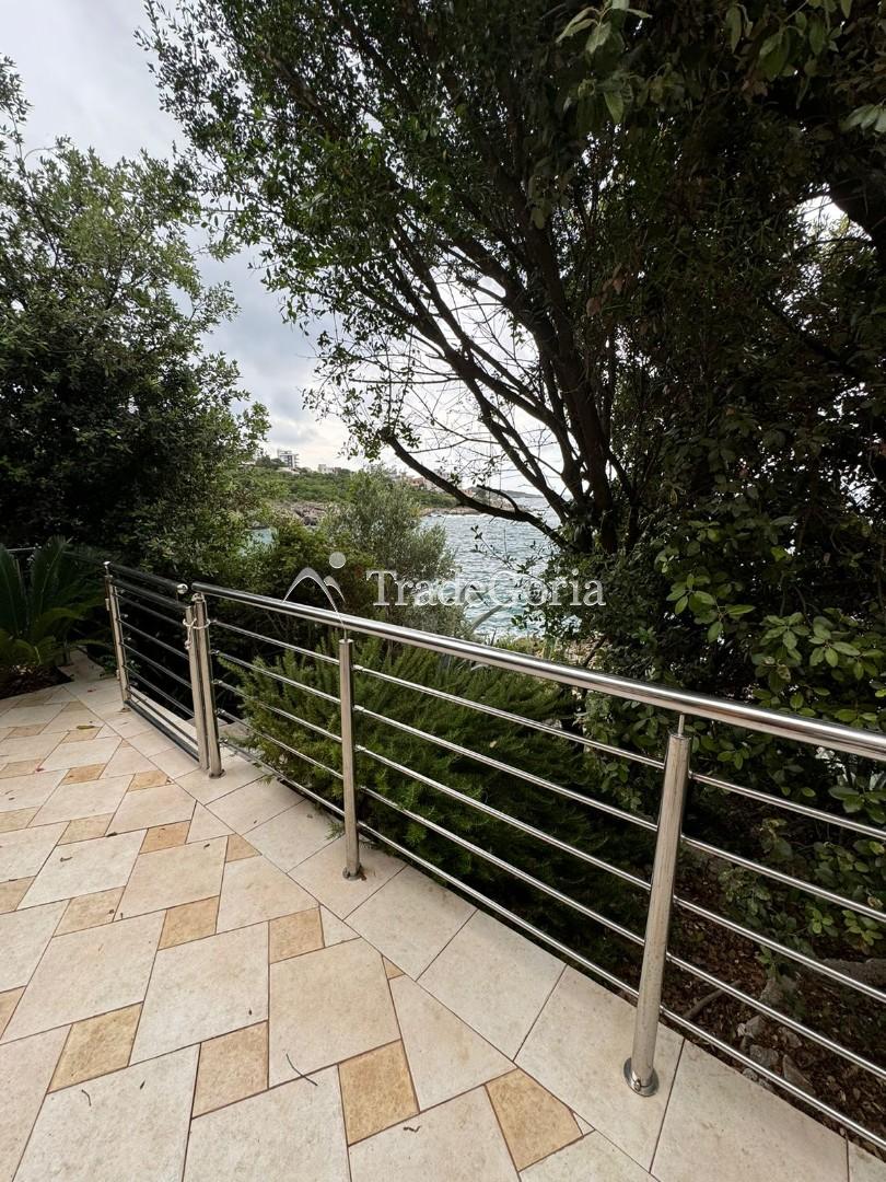 Villa on the first line in Uteha - 750,000 euros