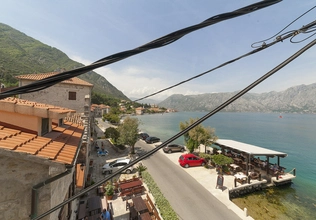 Vila na prvoj liniji Kotora sa svojom plažom