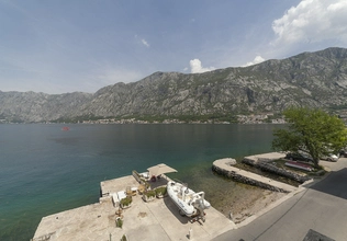 Vila na prvoj liniji Kotora sa svojom plažom
