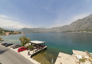Vila na prvoj liniji Kotora sa svojom plažom