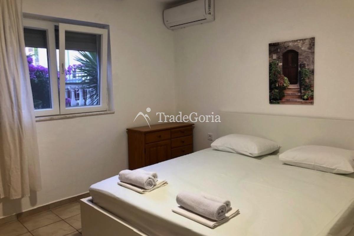 Vila sa apartmanima u Krašićima - Cena 450.000 evra