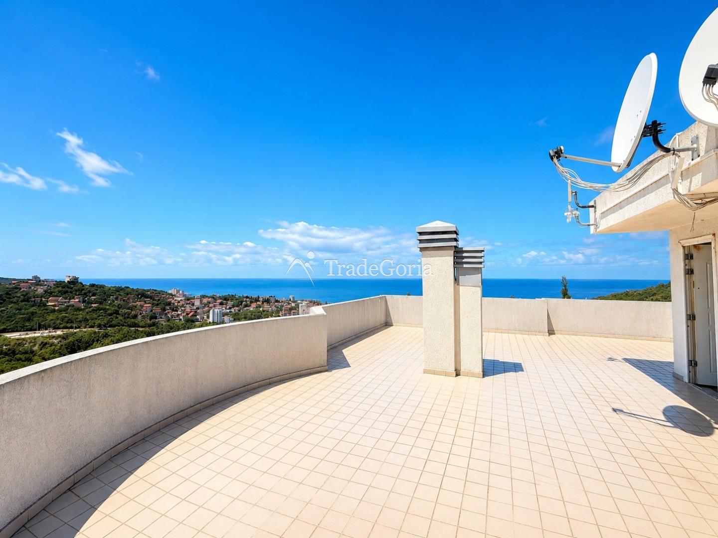 Вилла с панорамным видом на море и бассейном в Утехе