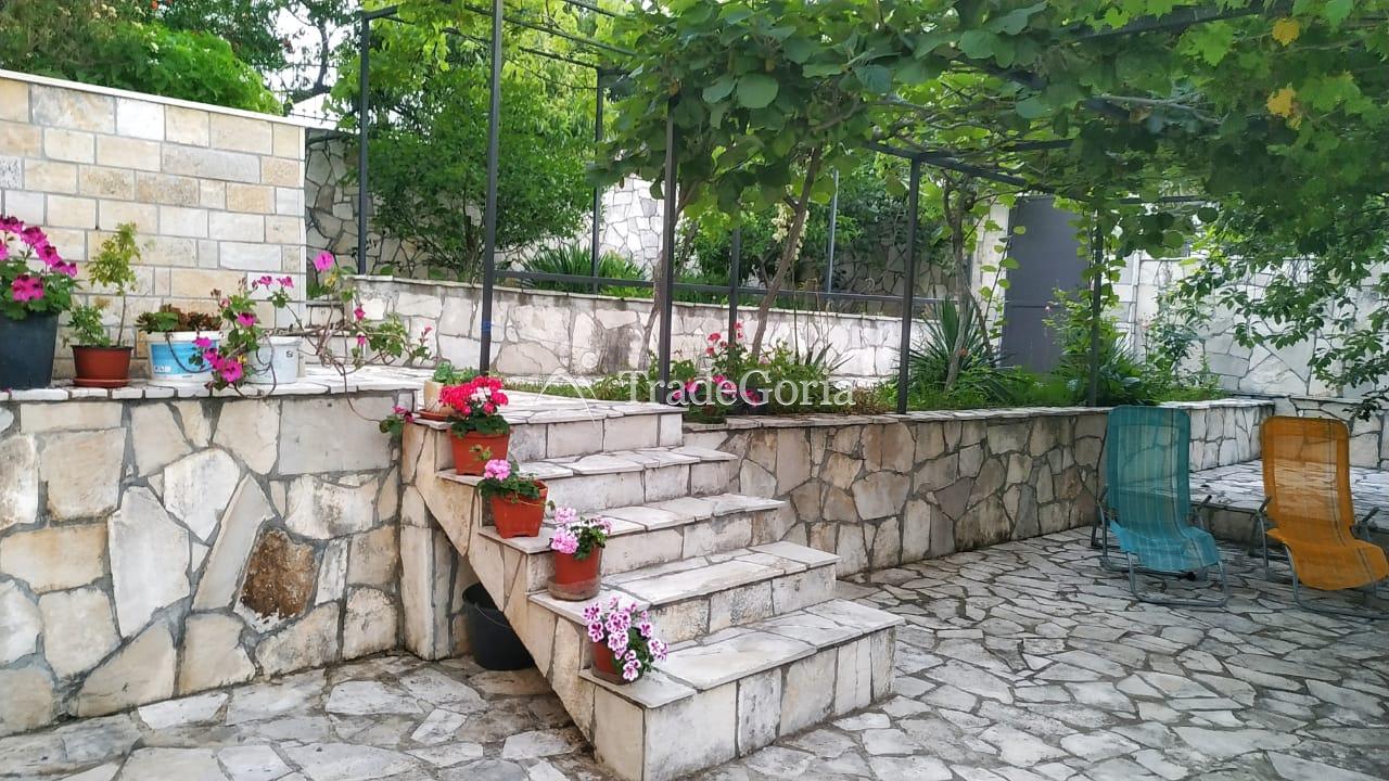 Vila u Dobroj Vodi sa velikom parcelom i bazenom
