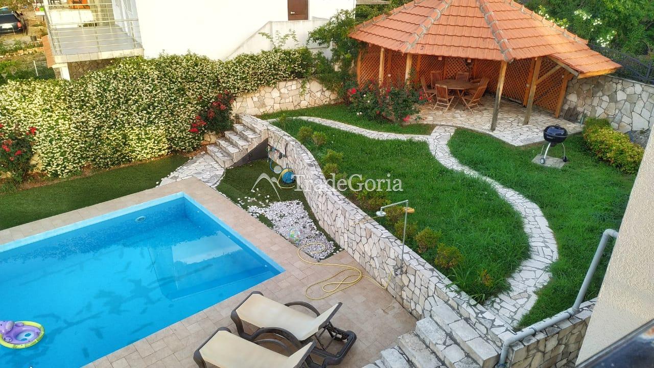 Vila u Dobroj Vodi sa velikom parcelom i bazenom
