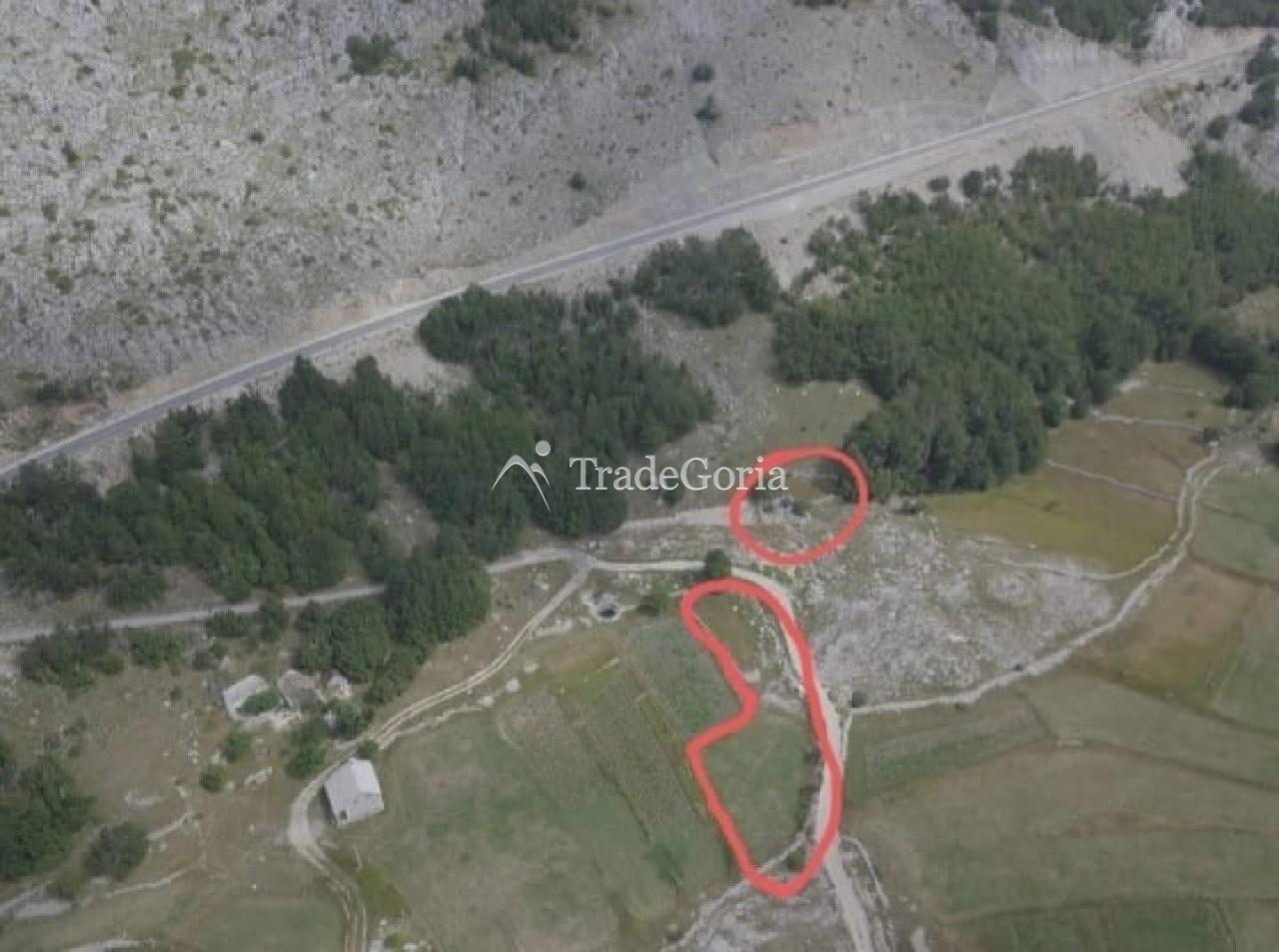 Grundstück mit zwei registrierten Gebäuden im Nationalpark